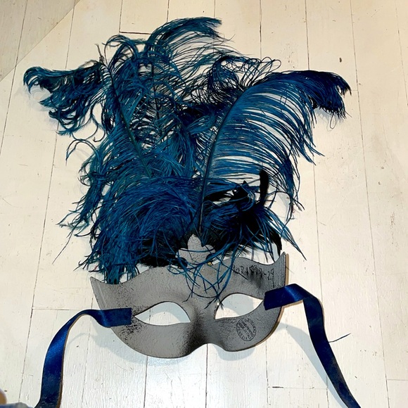 2 Venetian masks - Picture 2 of 5